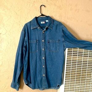 Size Large Levi’s button down!!